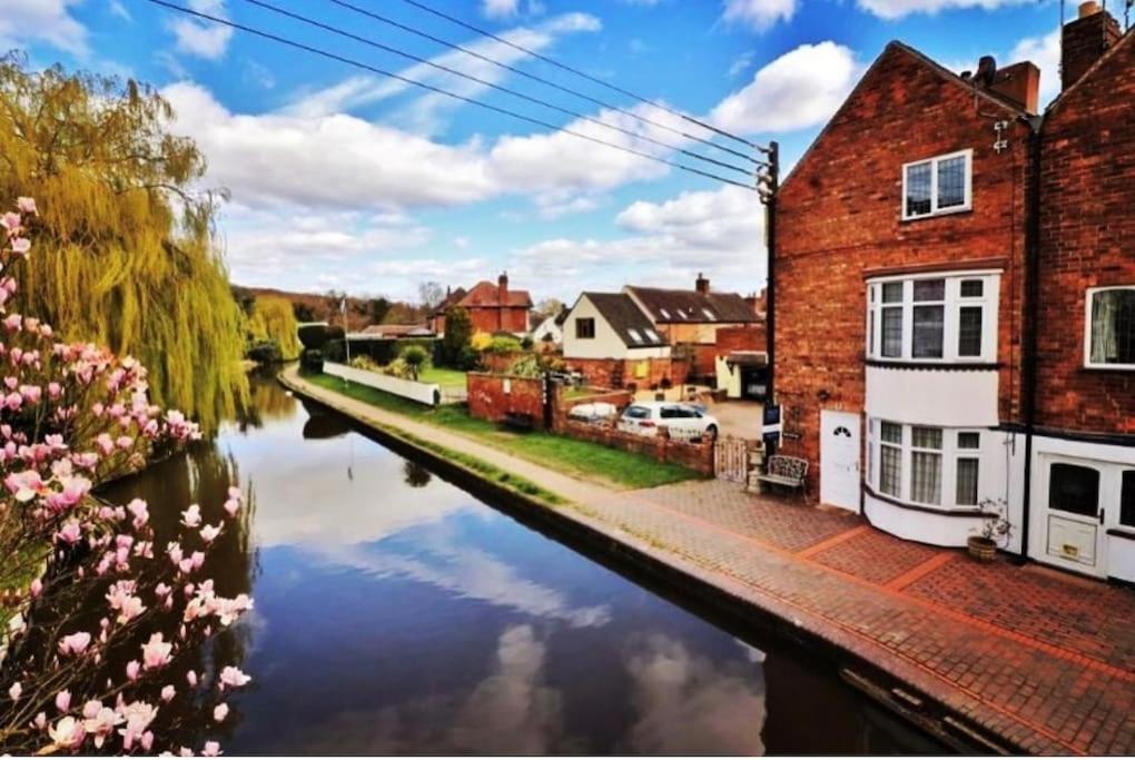 Hidden Gem Canal Facing Retreat With Lovely Walks Hopwas エクステリア 写真