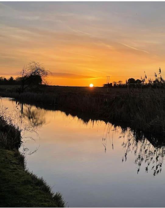 Hidden Gem Canal Facing Retreat With Lovely Walks Hopwas エクステリア 写真