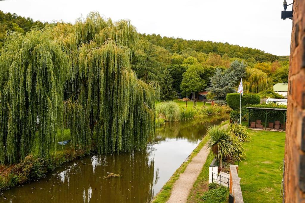 Hidden Gem Canal Facing Retreat With Lovely Walks Hopwas エクステリア 写真